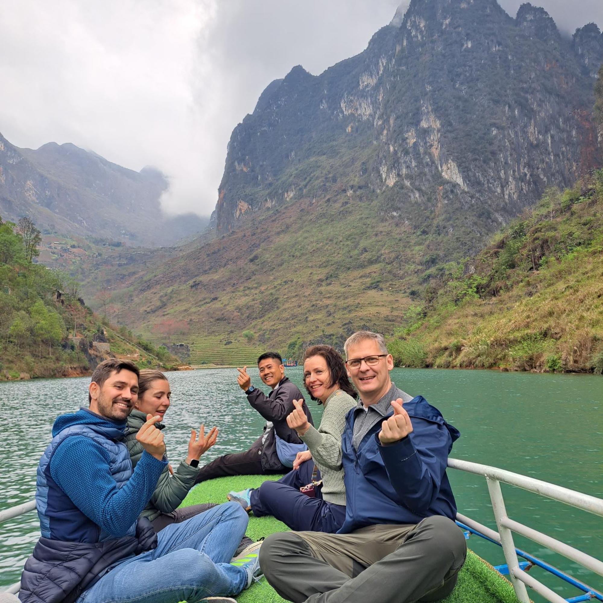 Homestay Field - Bungalow, Ha Giang Loop Tour, Motorbikes Rental ภายนอก รูปภาพ